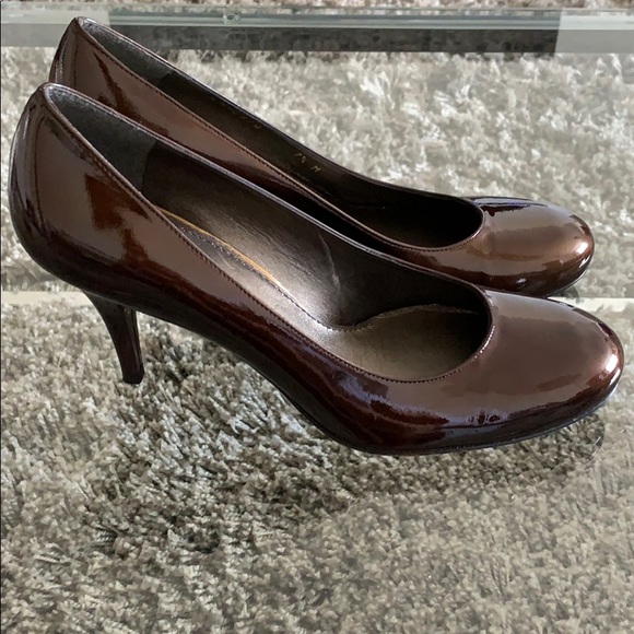 Stuart Weizmann round toe patent leather pumps - Picture 2 of 4